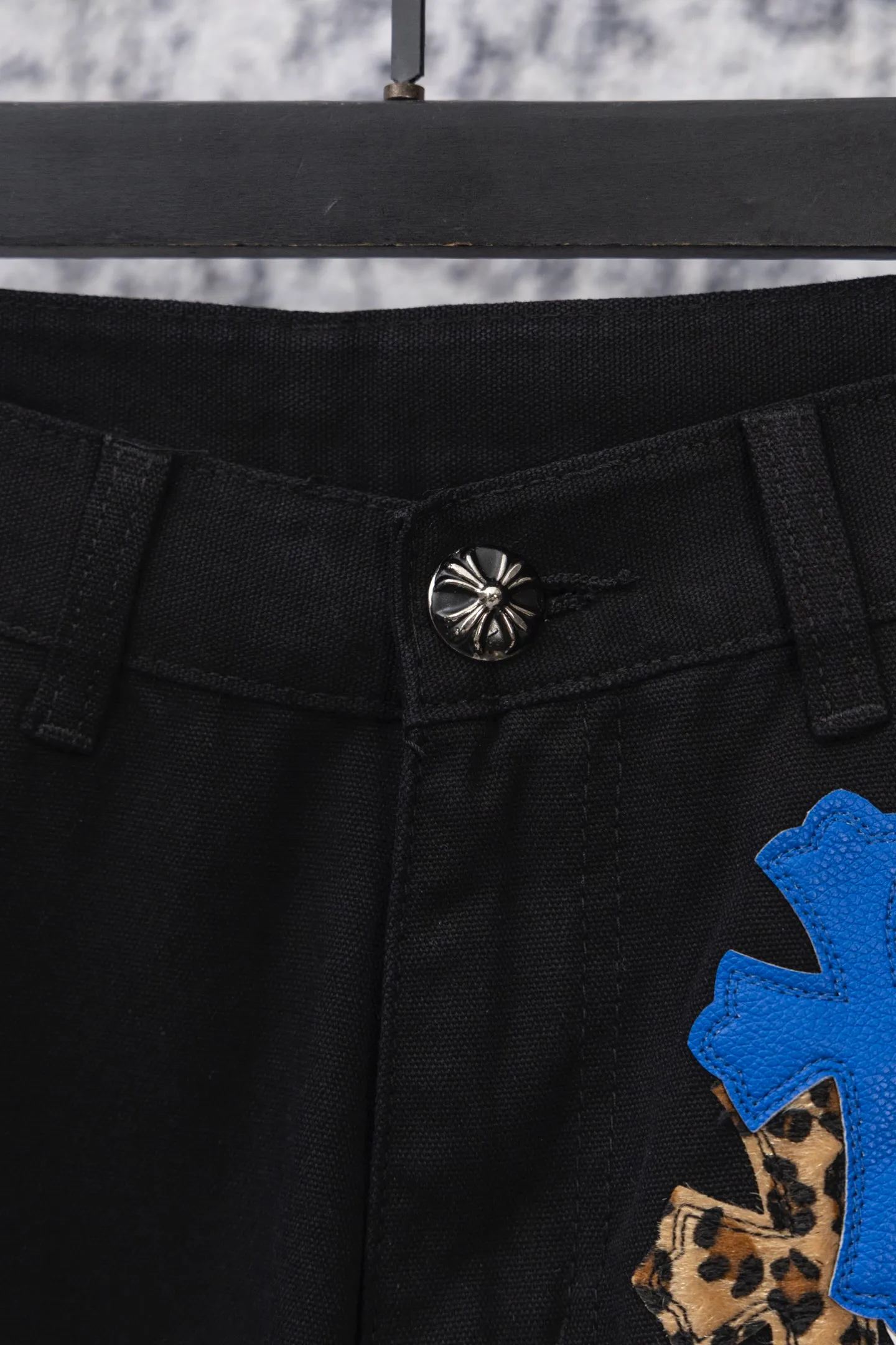P270 chrome hearts new blue and white leopard print cross patchwork leather black jeans vi Top heavy industry fashionable design] Consistent high street luxury style creation. Speaking of this style, the Zangyin family and GU family are definitely the leading representative brands. Especially the Zangyin family has really achieved a state-of-the-art effect in creating high street style. The unique washed material is used to create this style. The color system is quite eye-catching. After it is decorated with patchwork cross flowers, it cleverly highlights the charm of the brand. Secondly, this style uses classic The classic high-waist cutting design highlights the long legs and fashionable temperament of the upper body. The brand is highly recognizable and the slim fit configuration is more suitable for daily wear. It is a product that interprets personality, fashion, and specifications at a glance. This single product is enough to make any fan excited. It can be a white T-shirt for youthful preppy style, or a tight suspender for lady style. It has strong matching ability and can be easily controlled by men.  [Materials and craftsmanship] Needless to say, this point goes without saying. As an excellent craftsman brand, Zangyin’s requirements for details and craftsmanship are really perfect. The washed color of this model has gone through so many processes, not to mention the embellishment of denim appliques. It is also purely hand-made and sewn. Just like what they believe in, only hand-made things have soul and have the meaning of wear. A top-notch heavy-duty fashionable denim item, I look forward to your perfect interpretation! ! Size: 28-36 Color: black